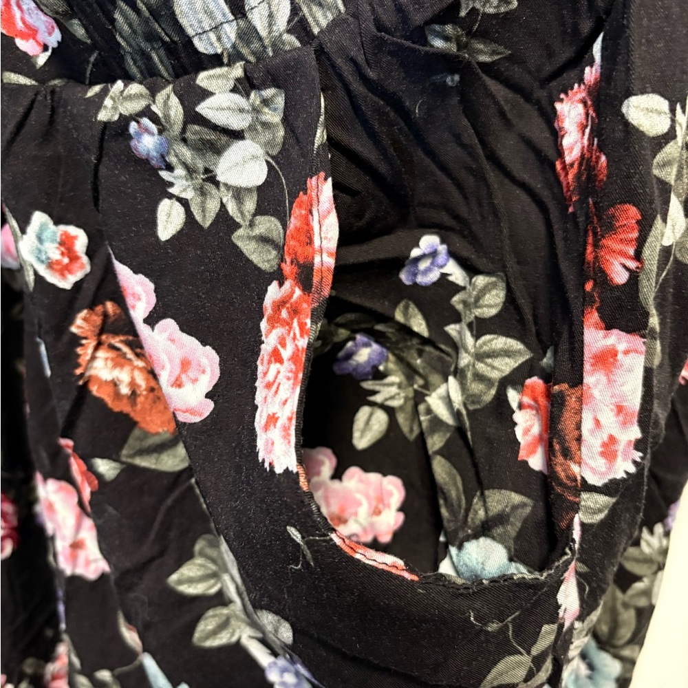 Torrid floral pattern rayon cropped drawstring pull-on pants. Size 1. EUC!! - Picture 6 of 6